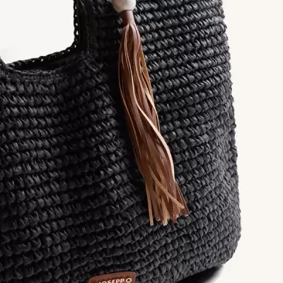 Saco preto trançado com franjas de couro castanho e selo GIOSEPPO