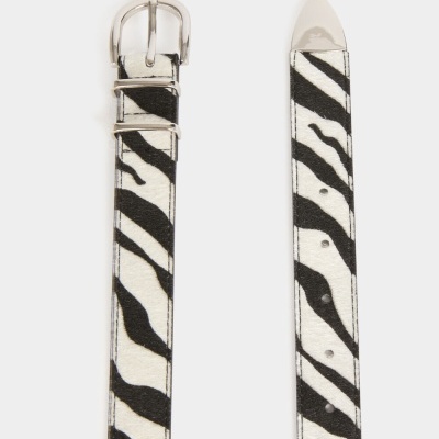 Cinto de pele com padrão zebra e fivela metálica