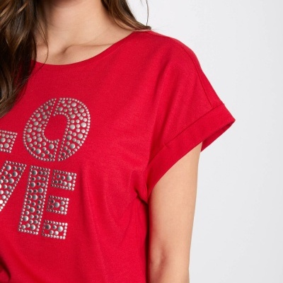 T-shirt vermelha com estampado prateado e mangas curtas dobradas