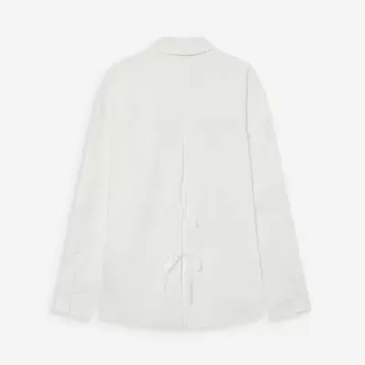 Camisa branca de manga comprida com laços nas costas e botões nos punhos