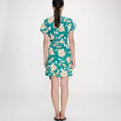 Vestido floral curto verde-azulado com mangas curtas visto de costas