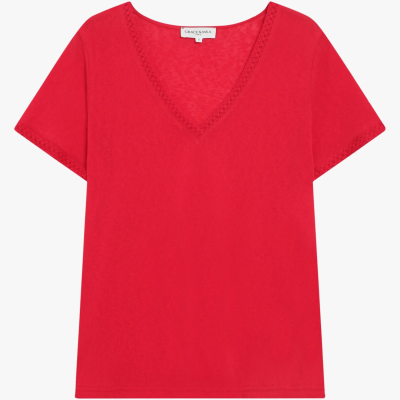 T-shirt vermelha feminina com gola em V e detalhes em renda
