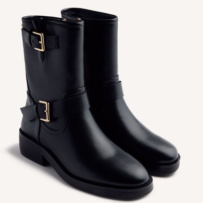 Botas pretas femininas com fivelas douradas