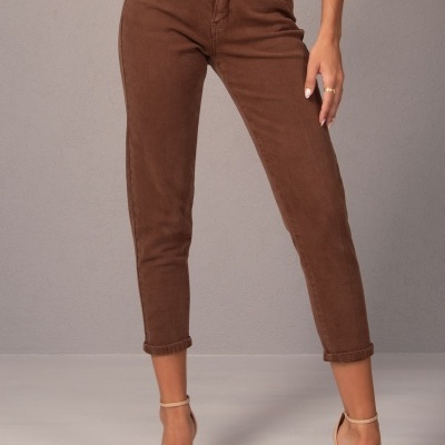 Calças de ganga castanhas justas com bainha virada e sandálias nude