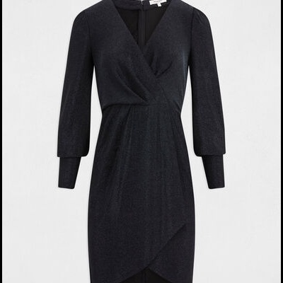 Vestido preto curto com decote em V e mangas compridas bufantes