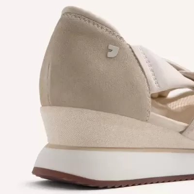 Sandália bege com salto plataforma e sola castanha