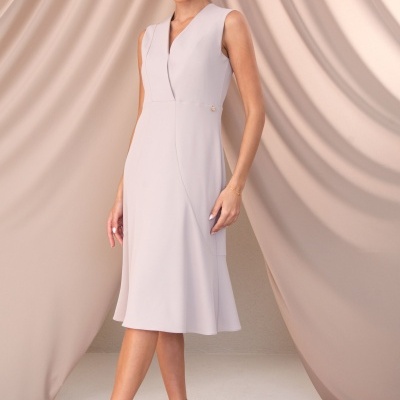 Vestido midi bege claro sem mangas com decote em V e sapatos de salto altos