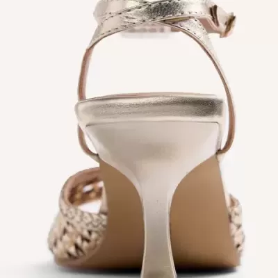 Sandália de salto médio dourada vista de trás