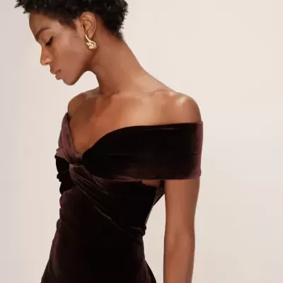 Body de veludo castanho escuro ombro a ombro com nó frontal