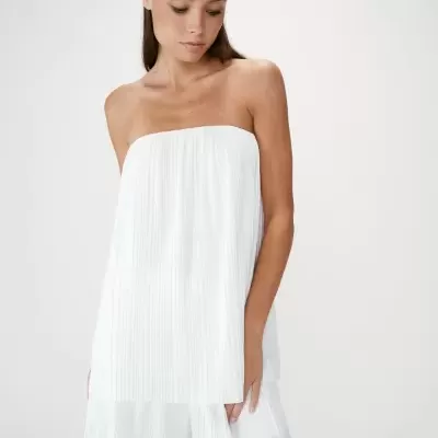 Top branco plissado sem alças em modelo