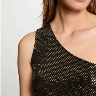Top feminino preto brilhante com um ombro à mostra