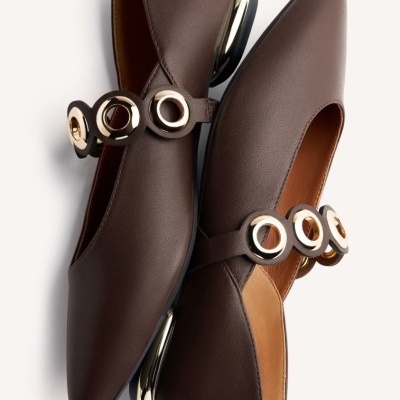 Sapatilhas de senhora castanhas com argolas douradas e salto dourado