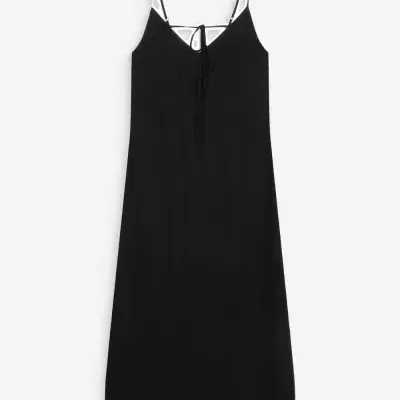 Vestido preto liso com alças finas e laço no decote