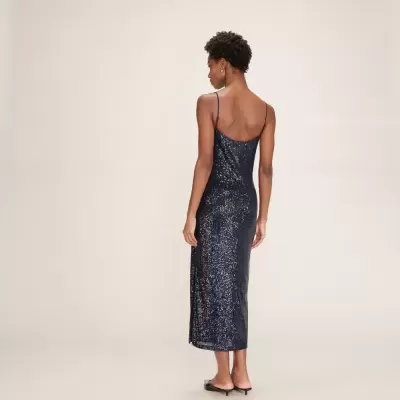 Vestido azul escuro comprido com brilho e alças finas visto de costas