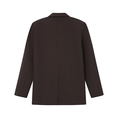 Blazer castanho escuro visto de costas