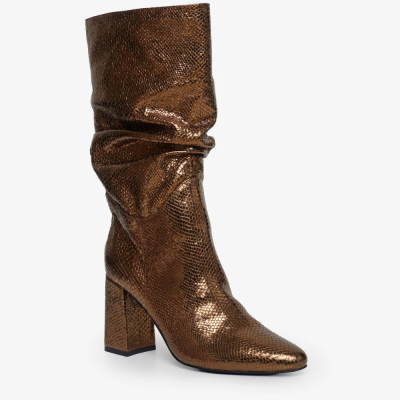 Bota feminina castanho metálico com salto alto e textura pele de cobra