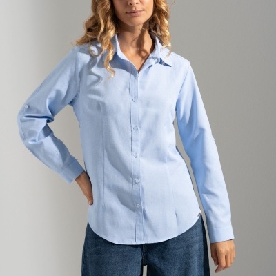 Camisa azul clara de algodão com botões frontais e mangas compridas