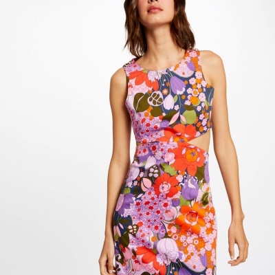 Vestido floral colorido sem mangas com corte na cintura