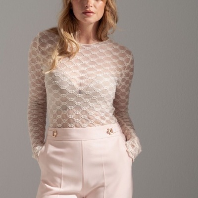 Blusa rendada bege claro com calças creme de cintura alta