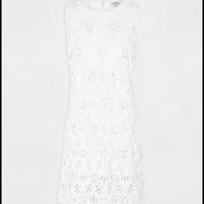 Vestido branco com padrão floral cortado a laser em fundo claro