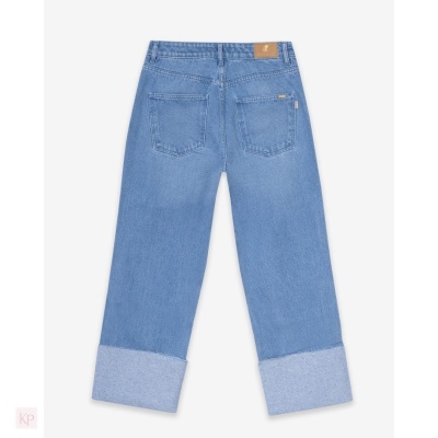 Calças de ganga azuis claras com bainha larga dobrada