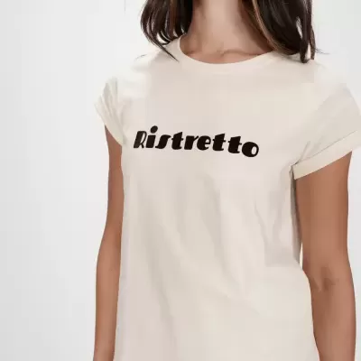 T-shirt creme com estampa preta Ristretto, mangas curtas e bainha dobrada.