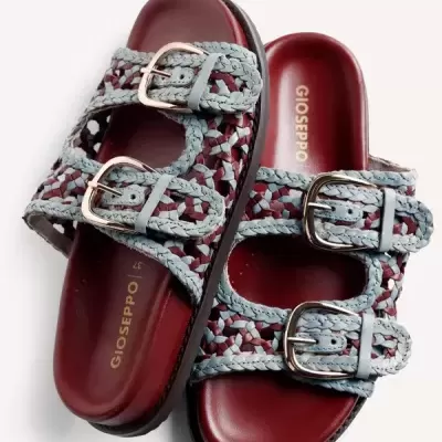 Sandálias abertas castanhas e azuis com fivelas metálicas