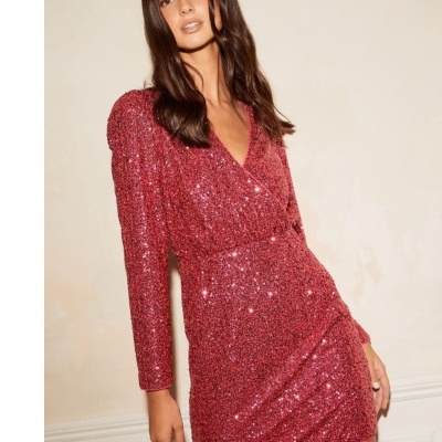 Vestido rosa cintilante curto com mangas compridas e decote em V.