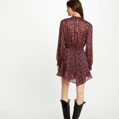 Vestido feminino floral curto com mangas compridas visto de costas