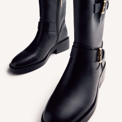 Botas pretas de pele com fecho e fivela douradas