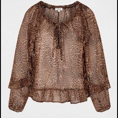 Blusa feminina com padrão de oncinha marrom, mangas longas e detalhes de babados.