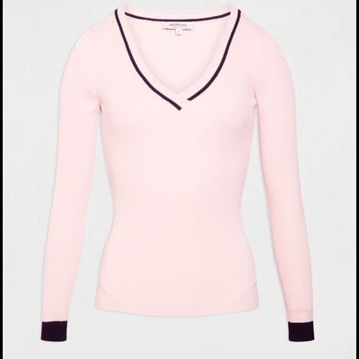 Camisola rosa claro de malha com gola em V e punhos pretos