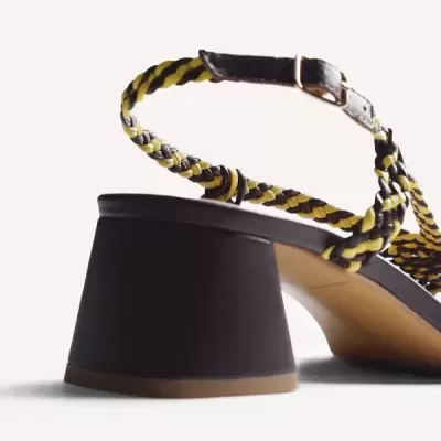 Sandália de salto médio em bloco preto com tiras trançadas amarelas e castanhas