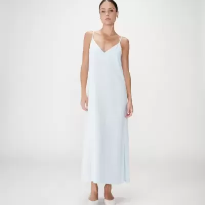 Vestido comprido branco com alças finas e sapatos brancos