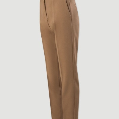 Calças castanho claro com corte reto e bolsos laterais