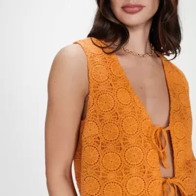 Blusa feminina laranja em crochet com fecho de laços