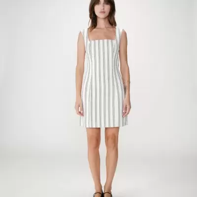 Vestido branco com riscas verticais pretas e decote quadrado