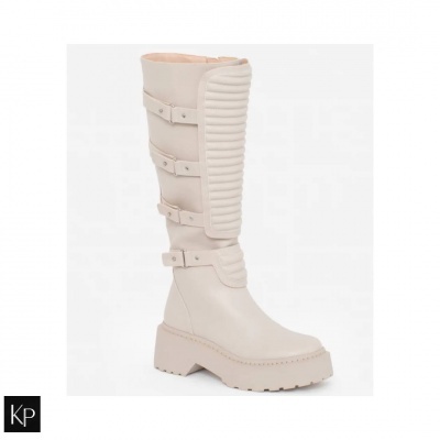 Bota creme com solado grosso e fivelas laterais