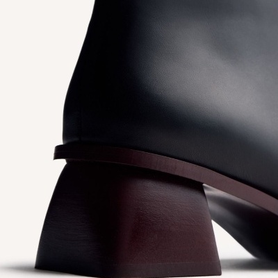 Salto grosso de bota preta em couro