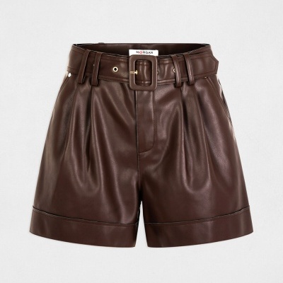 Calções castanhos em pele sintética com cinto largo e fivela