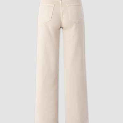 Calças de ganga largas bege claro com bolsos traseiros e etiqueta preta na cintura