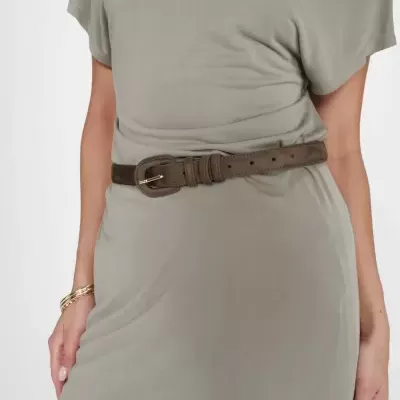 cinto castanho de camurça com fivela dourada num vestido cinza claro