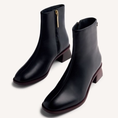 Botins pretos em couro com fecho dourado e salto castanho escuro