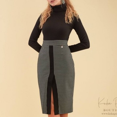 Saia lápis pied-de-poule cinza e preto com fecho frontal e botão dourado