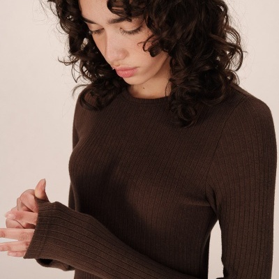 Camisola castanha de malha canelada com manga comprida
