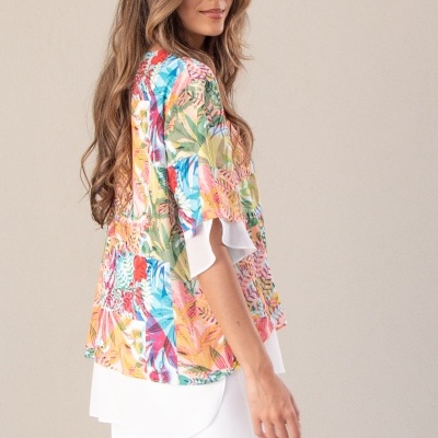 Camisola floral colorida feminina com detalhes brancos e calças brancas