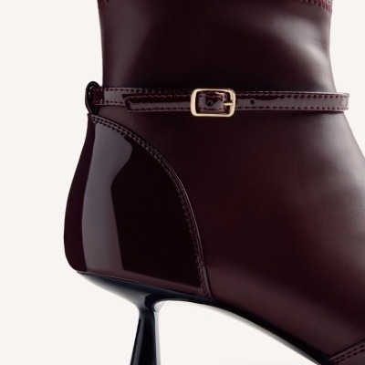 Bota feminina castanha em pele com salto fino preto e fivela dourada