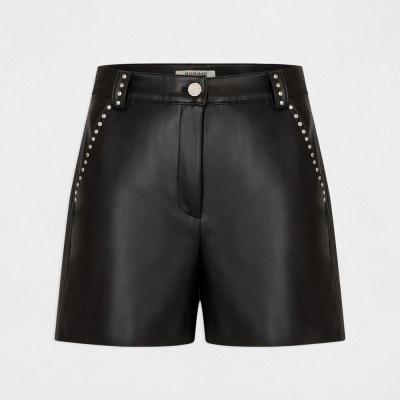 Calções de pele preta com tachas prateadas e botão