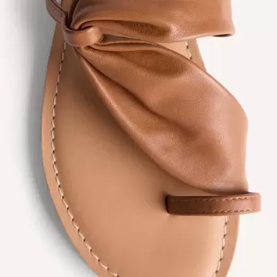 Sandália castanha de pele sintética com nó decorativo e alça para o dedo