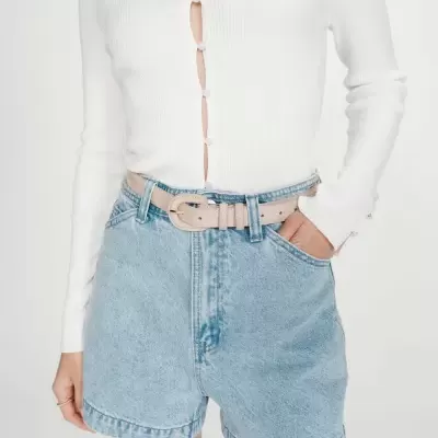 Calções de ganga azul claro com cinto bege e camisola branca de malha canelada